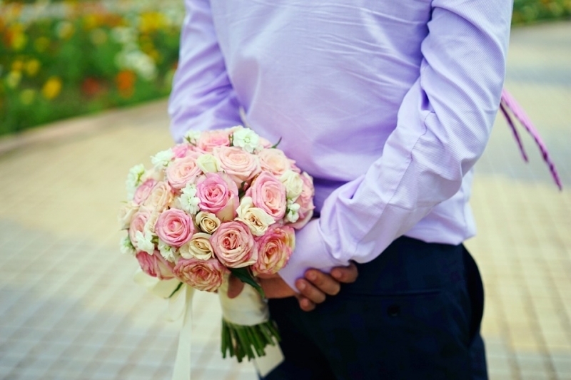 holding-flowers-1729424_960_720